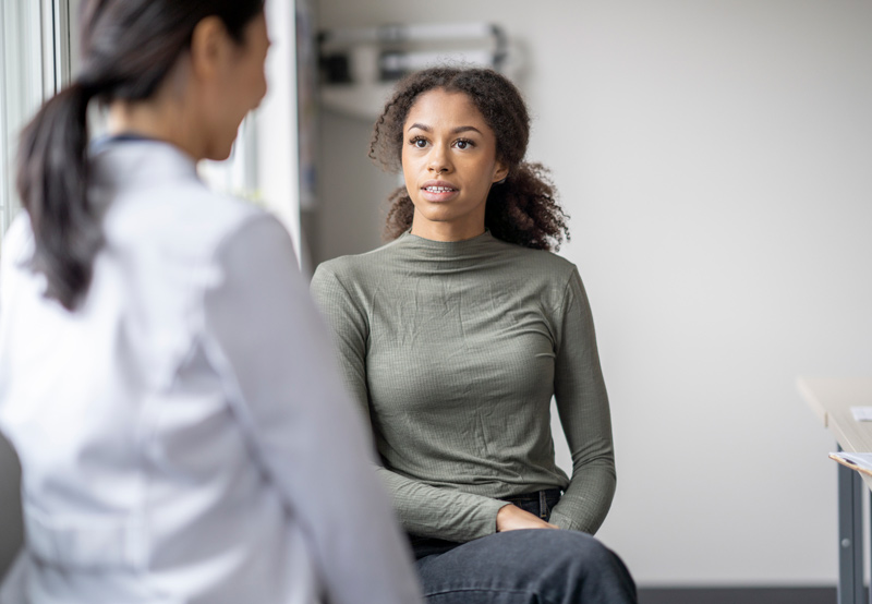 Doctor-asking-female-patient-about-symptoms-of-bladder-prolapse